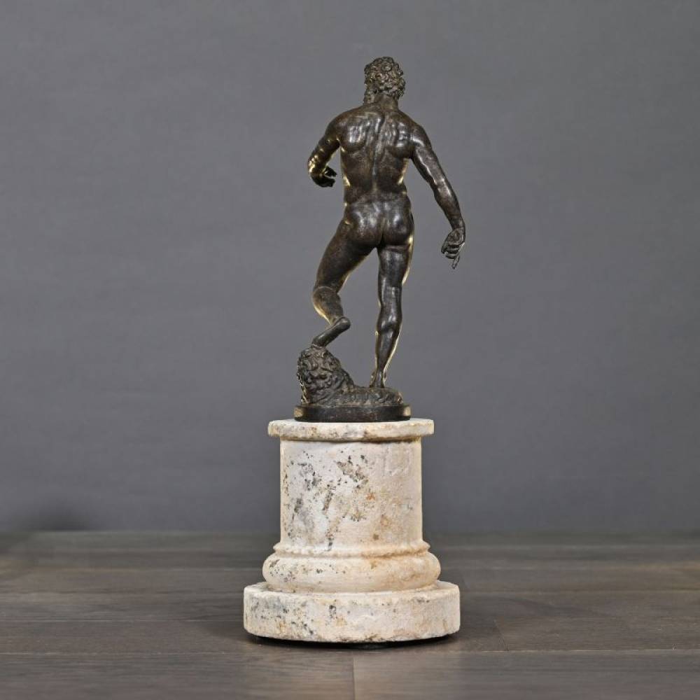L'Objet d'Art | Skulptur - Herkules auf Sandsteinsockel